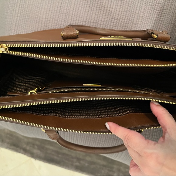 Prada Saffiano Lux Double Zip Tote BN1786 in Brown (Palissandro) - Picture 14 of 17